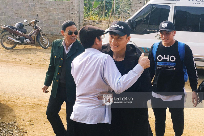 Anh em Tiến Dũng U23 về nhà ăn Tết, mua tivi mới cho gia đình vì muốn chúng con đá ở đâu, bố mẹ cũng có thể nhìn thấy